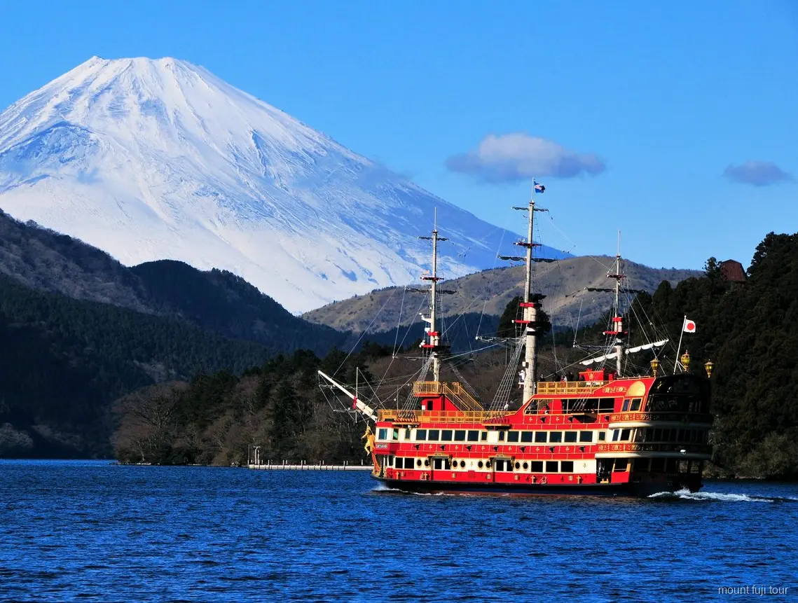 Bateau de croisière sur le lac Ashi avec le Mont Fuji en arrière-plan