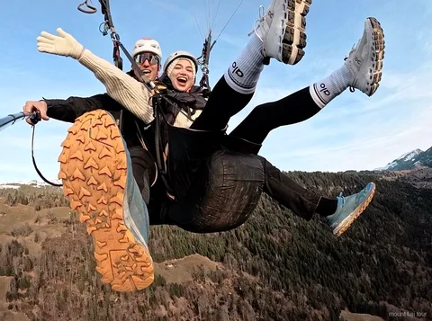Paragliding-Start auf der Asagiri-Hochebene nahe Mount Fuji