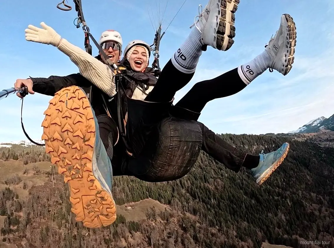 Decollo in parapendio sull'Altopiano di Asagiri vicino al Monte Fuji