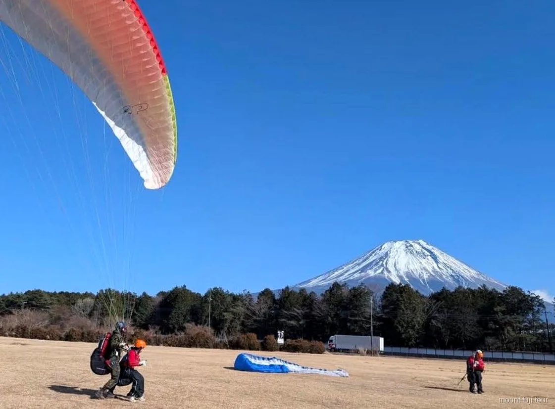 Campi verdi dell'Altopiano di Asagiri con il Monte Fuji sullo sfondo
