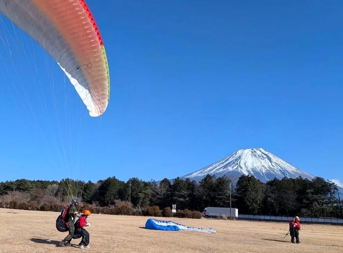 Champs verts du plateau d'Asagiri avec le Mont Fuji en arrière-plan