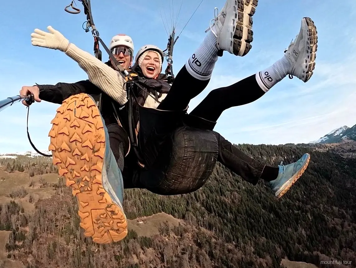 Despegue de parapente en la meseta de Asagiri cerca del Monte Fuji