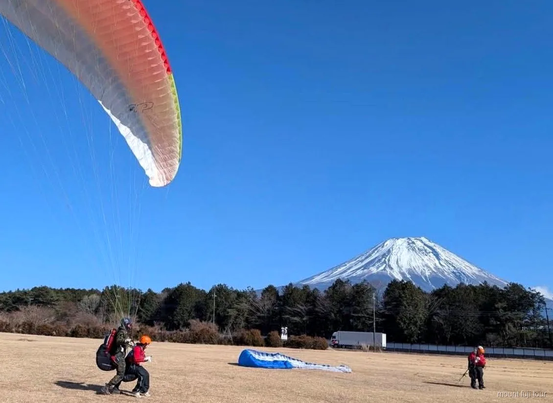 Campos verdes de la meseta de Asagiri con el Monte Fuji detrás