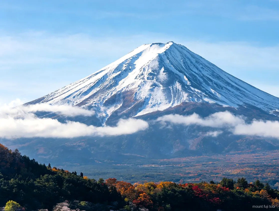 Riflesso a specchio del Monte Fuji all'alba a Hirano Beach