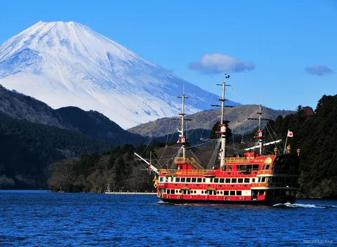 Barco del crucero del lago Ashi con el Monte Fuji al fondo