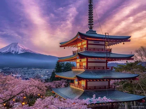 Stagni di Oshino Hakkai visitati durante un tour privato al Monte Fuji